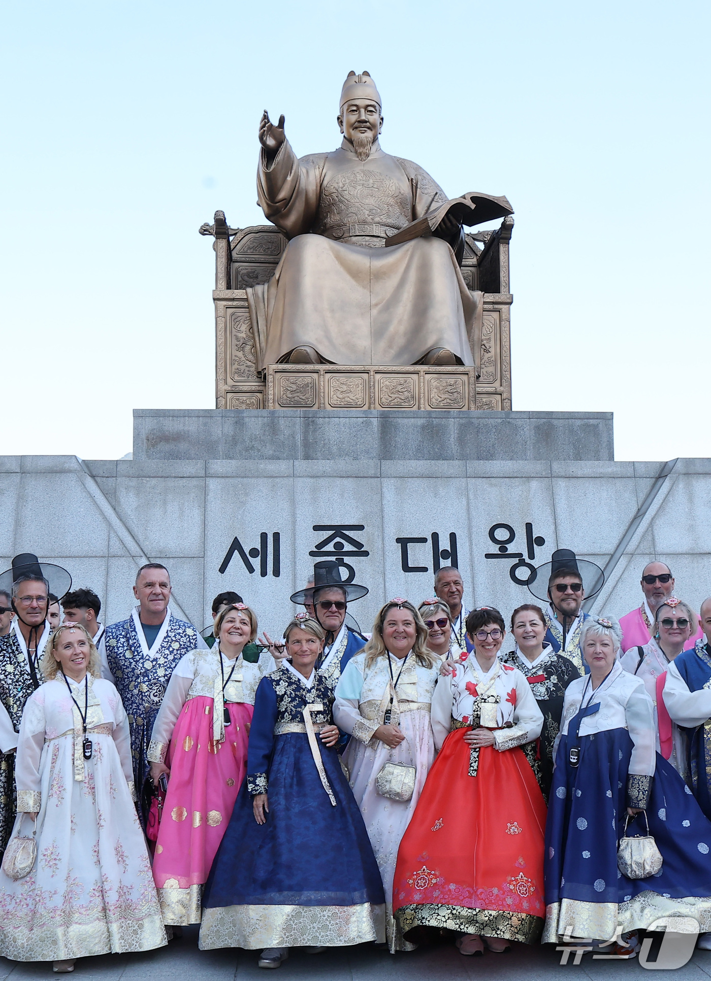 (서울=뉴스1) 김성진 기자 = 한글날 제정 100주년을 맞은 9일 서울 종로구 광화문광장 세종대왕 동상 앞에서 한복을 입은 외국인 관광객들이 기념사진을 촬영하고 있다. 2026. …