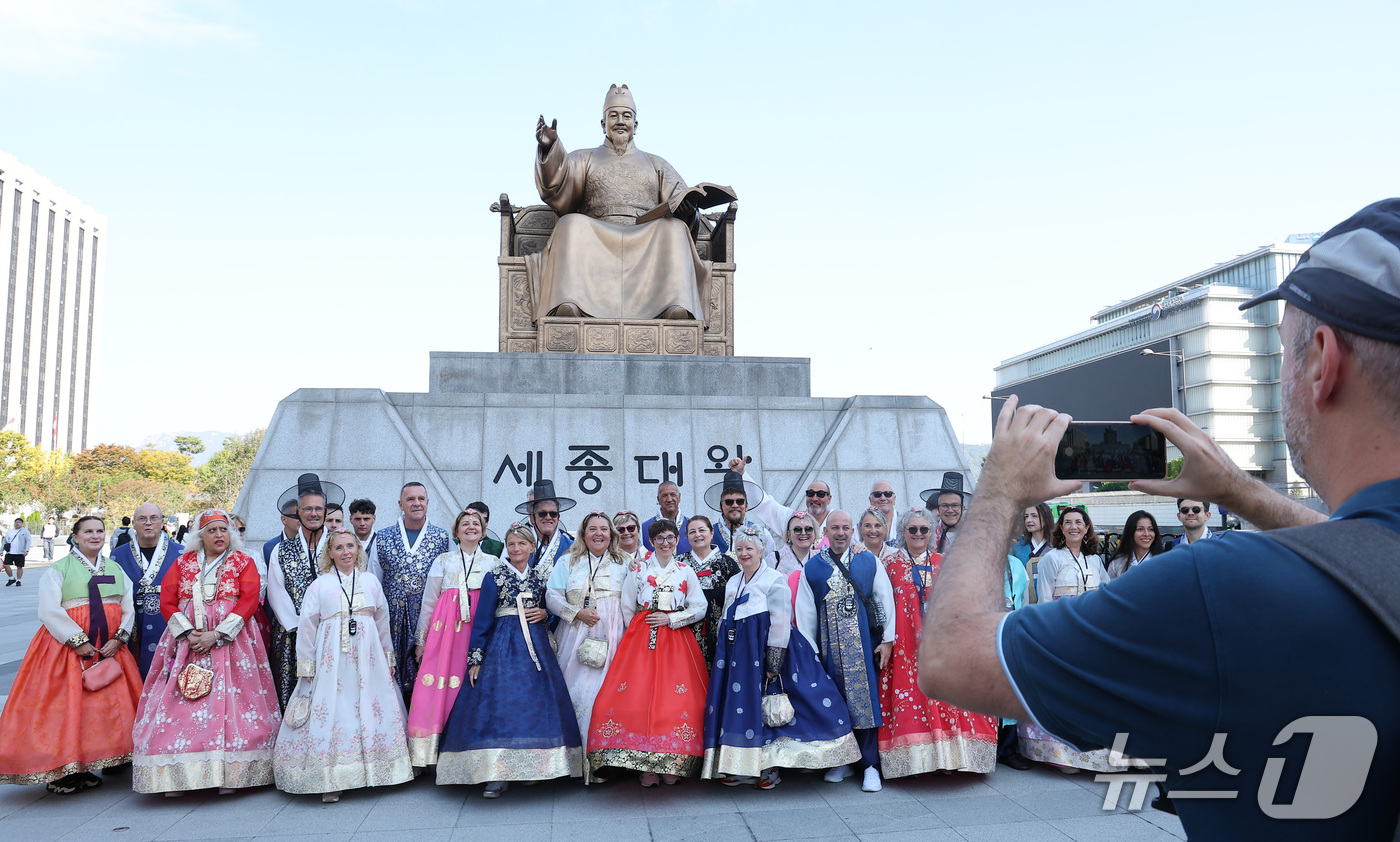 (서울=뉴스1) 김성진 기자 = 한글날 제정 100주년을 맞은 9일 서울 종로구 광화문광장 세종대왕 동상 앞에서 한복을 입은 외국인 관광객들이 기념사진을 촬영하고 있다. 2026. …