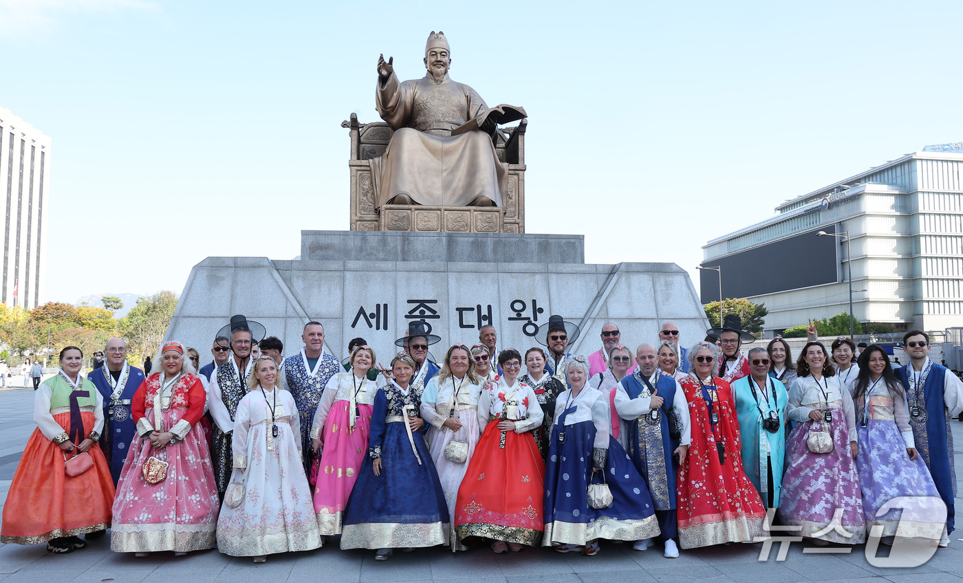 (서울=뉴스1) 김성진 기자 = 한글날 제정 100주년을 맞은 9일 서울 종로구 광화문광장 세종대왕 동상 앞에서 한복을 입은 외국인 관광객들이 기념사진을 촬영하고 있다. 2026. …
