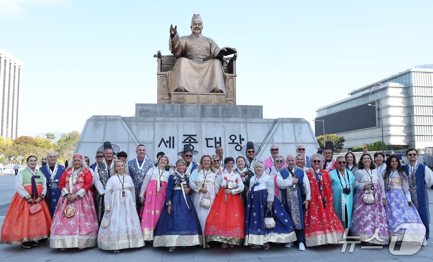 본문 이미지 - 한글날 제정 100주년을 맞은 9일 서울 종로구 광화문광장 세종대왕 동상 앞에서 한복을 입은 외국인 관광객들이 기념사진을 촬영하고 있다. 2026.10.9 ⓒ 뉴스1 김성진 기자