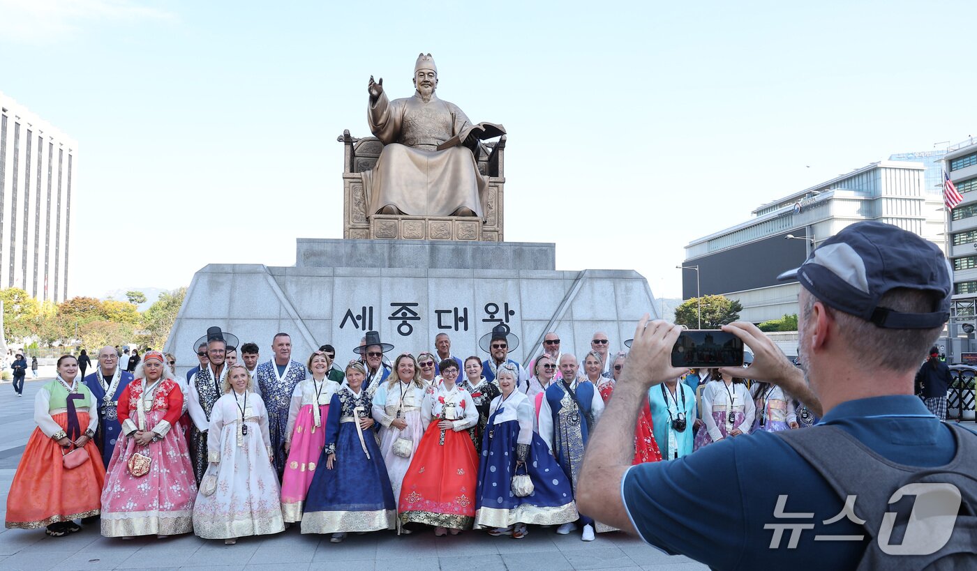 본문 이미지 - 한글날 제정 100주년을 맞은 9일 서울 종로구 광화문광장 세종대왕 동상 앞에서 한복을 입은 외국인 관광객들이 기념사진을 촬영하고 있다. 2026.10.9 ⓒ 뉴스1 김성진 기자