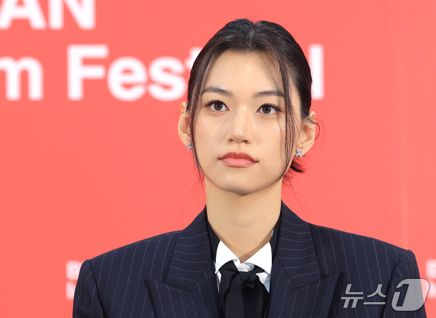 (부산=뉴스1) 권현진 기자 = 가수 겸 배우 김도연이 9일 부산 해운대구 영화의전당 비프힐에서 열린 경쟁 ‘도라’ 기자회견에 참석해 취재진 질문을 듣고 있다. 2026.10.9/ …