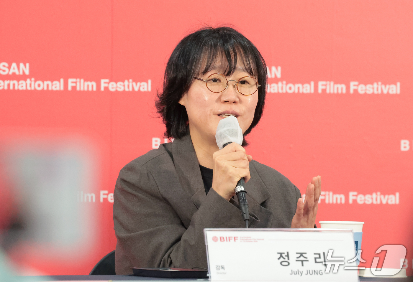 (부산=뉴스1) 권현진 기자 = 정주리 감독이 9일 부산 해운대구 영화의전당 비프힐에서 열린 경쟁 ‘도라’ 기자회견에서 취재진 질문에 답하고 있다. 2026.10.9/뉴스1