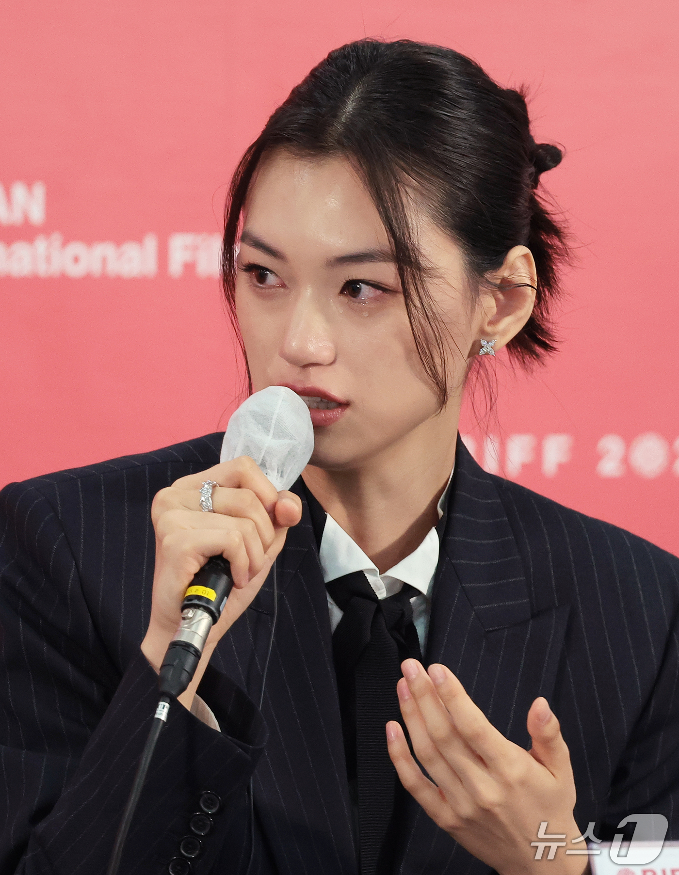 (부산=뉴스1) 권현진 기자 = 배우 김도연이 9일 부산 해운대구 영화의전당 비프힐에서 열린 경쟁 ‘도라’ 기자회견에서 눈물을 흘리고 있다. 2026.10.9/뉴스1