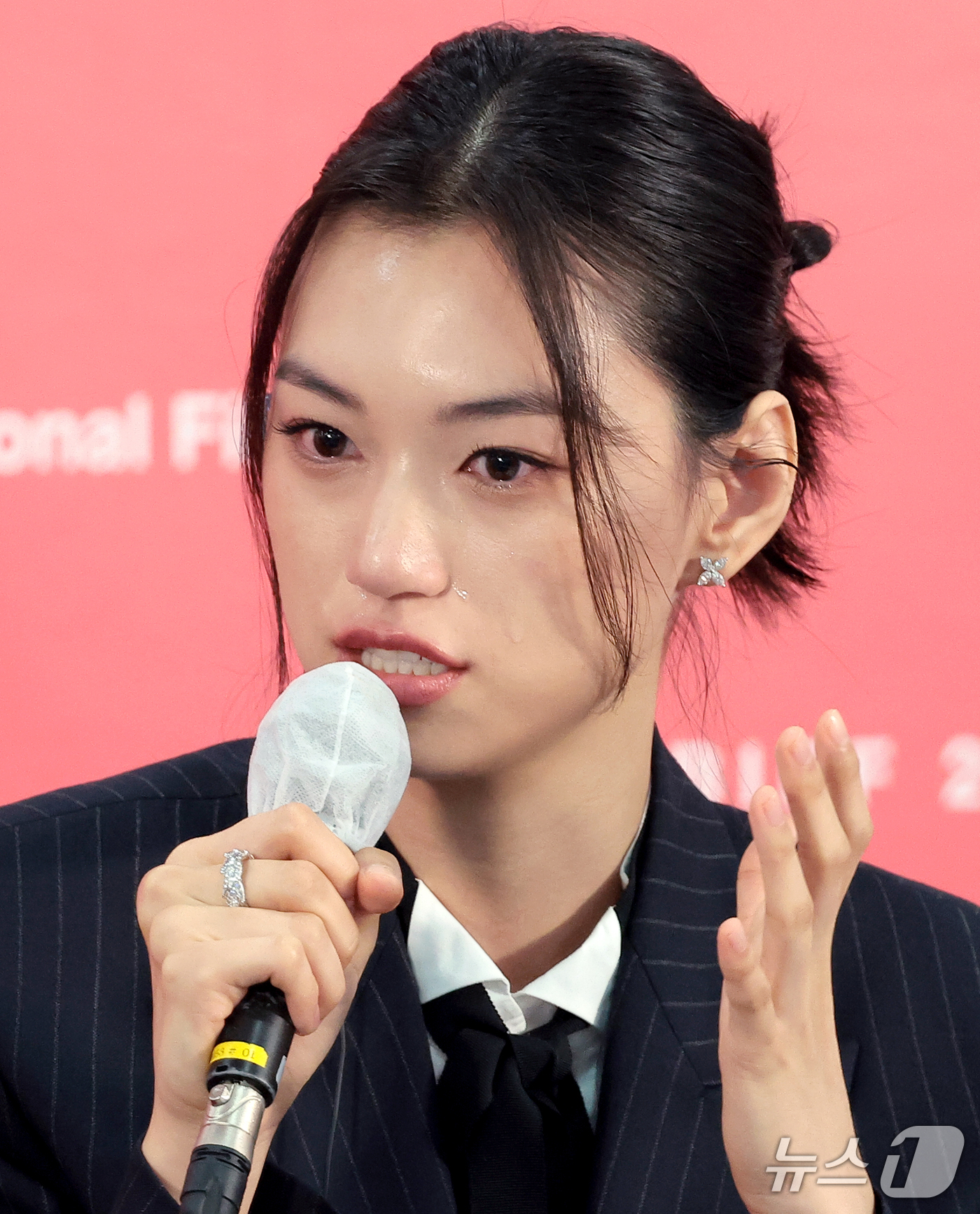 (부산=뉴스1) 권현진 기자 = 배우 김도연이 9일 부산 해운대구 영화의전당 비프힐에서 열린 경쟁 ‘도라’ 기자회견에서 눈물을 흐르고 있다. 2026.10.9/뉴스1