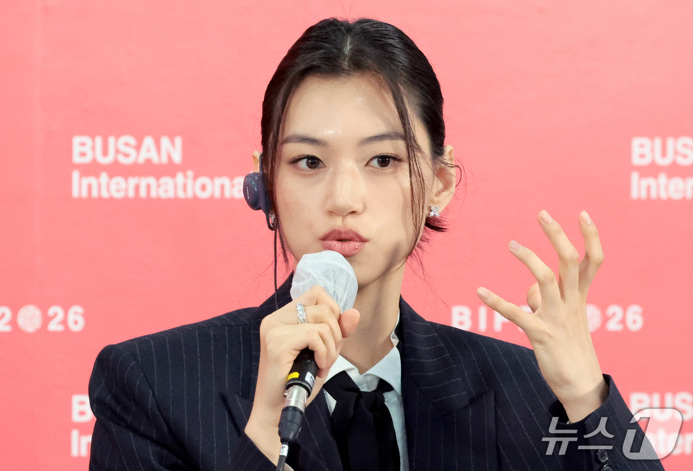 (부산=뉴스1) 권현진 기자 = 배우 김도연이 9일 부산 해운대구 영화의전당 비프힐에서 열린 경쟁 ‘도라’ 기자회견에서 취재진 질문에 답하고 있다. 2026.10.9/뉴스1