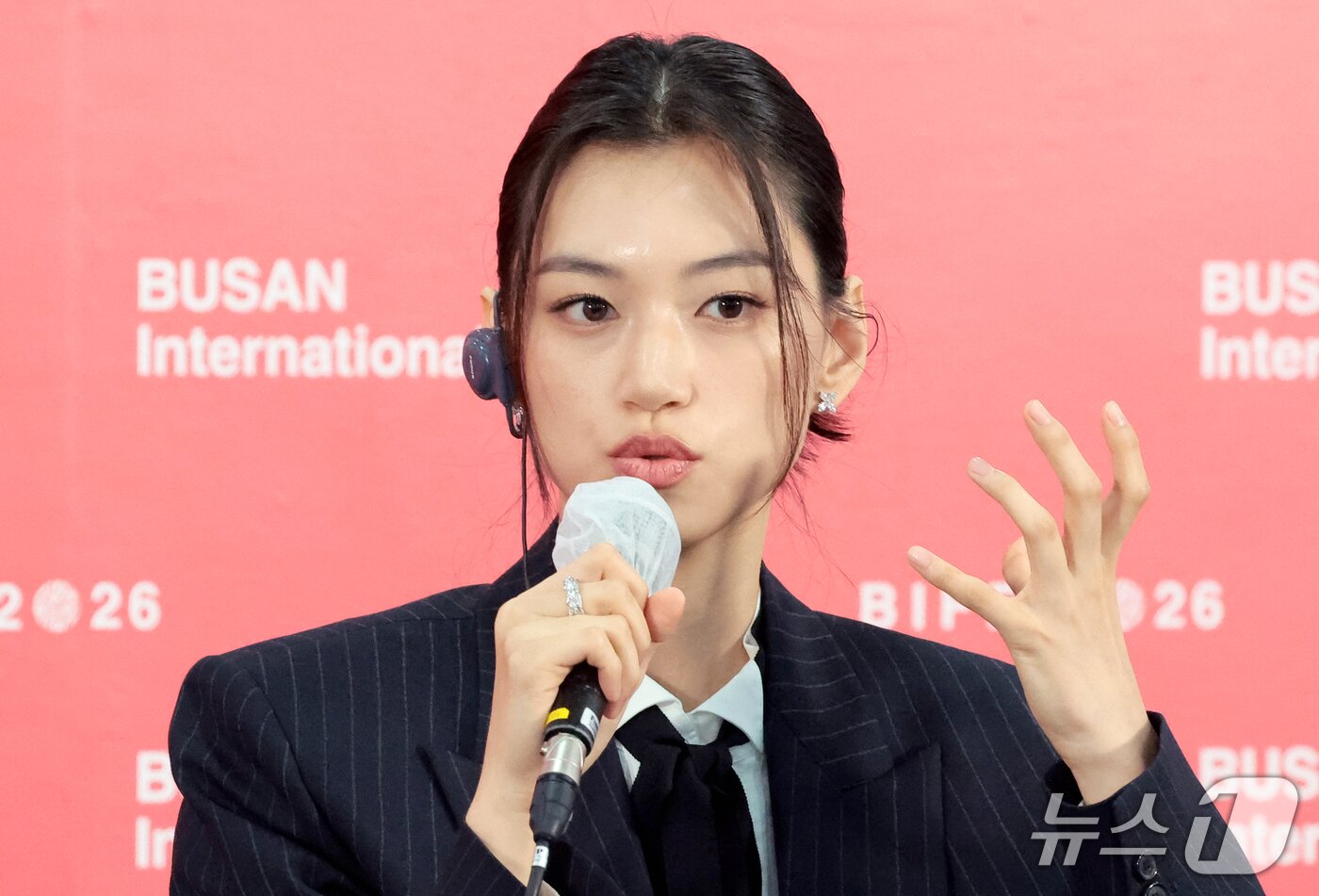본문 이미지 - 배우 김도연이 9일 부산 해운대구 영화의전당 비프힐에서 열린 경쟁 ‘도라’ 기자회견에서 취재진 질문에 답하고 있다. 2026.10.9 ⓒ 뉴스1 권현진 기자