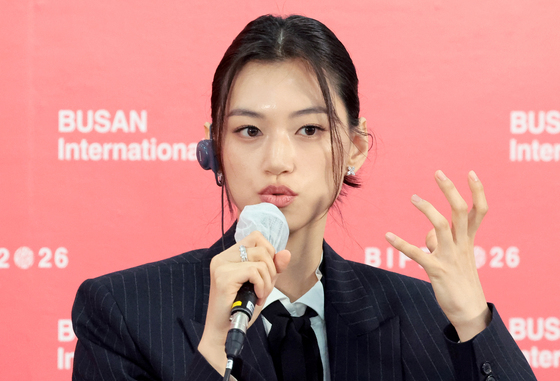 취재진 질문에 답하는 김도연