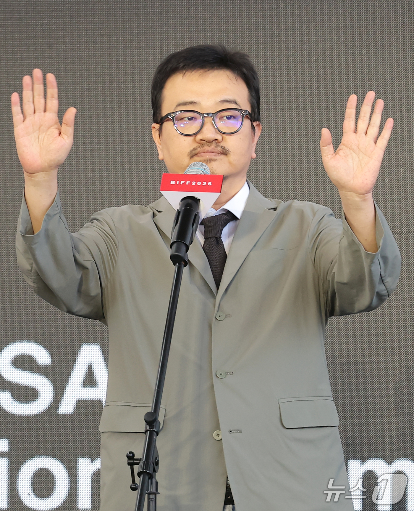 (부산=뉴스1) 권현진 기자 = 배우 연상호 감독이 9일 부산 해운대구 영화의전당 루프씨어터에서 열린 ‘제31회 부산국제영화제’ 영화 ‘실낙원’ 야외무대인사에서 팬과 즐거운 시간을 …