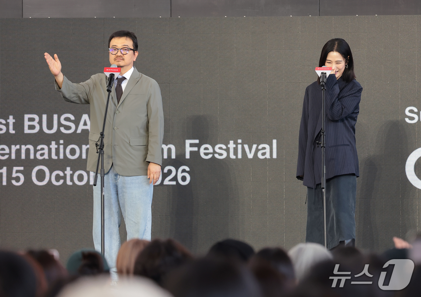 (부산=뉴스1) 권현진 기자 = 배우 연상호 감독(왼쪽)이 9일 부산 해운대구 영화의전당 루프씨어터에서 열린 ‘제31회 부산국제영화제’ 영화 ‘실낙원’ 야외무대인사에서 김현주를 소 …