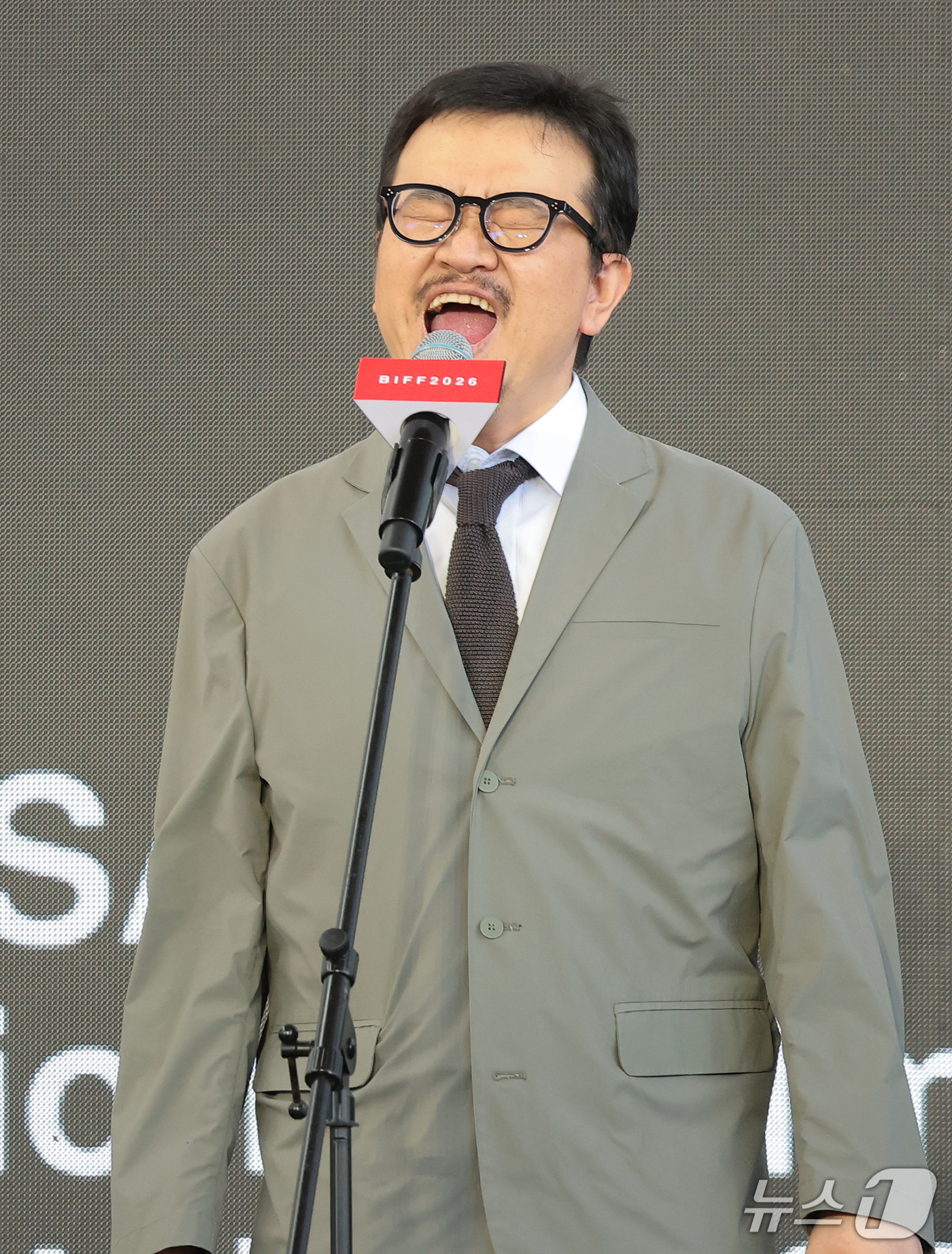 (부산=뉴스1) 권현진 기자 = 배우 연상호 감독이 9일 부산 해운대구 영화의전당 루프씨어터에서 열린 ‘제31회 부산국제영화제’ 영화 ‘실낙원’ 야외무대인사에서 팬과 즐거운 시간을 …
