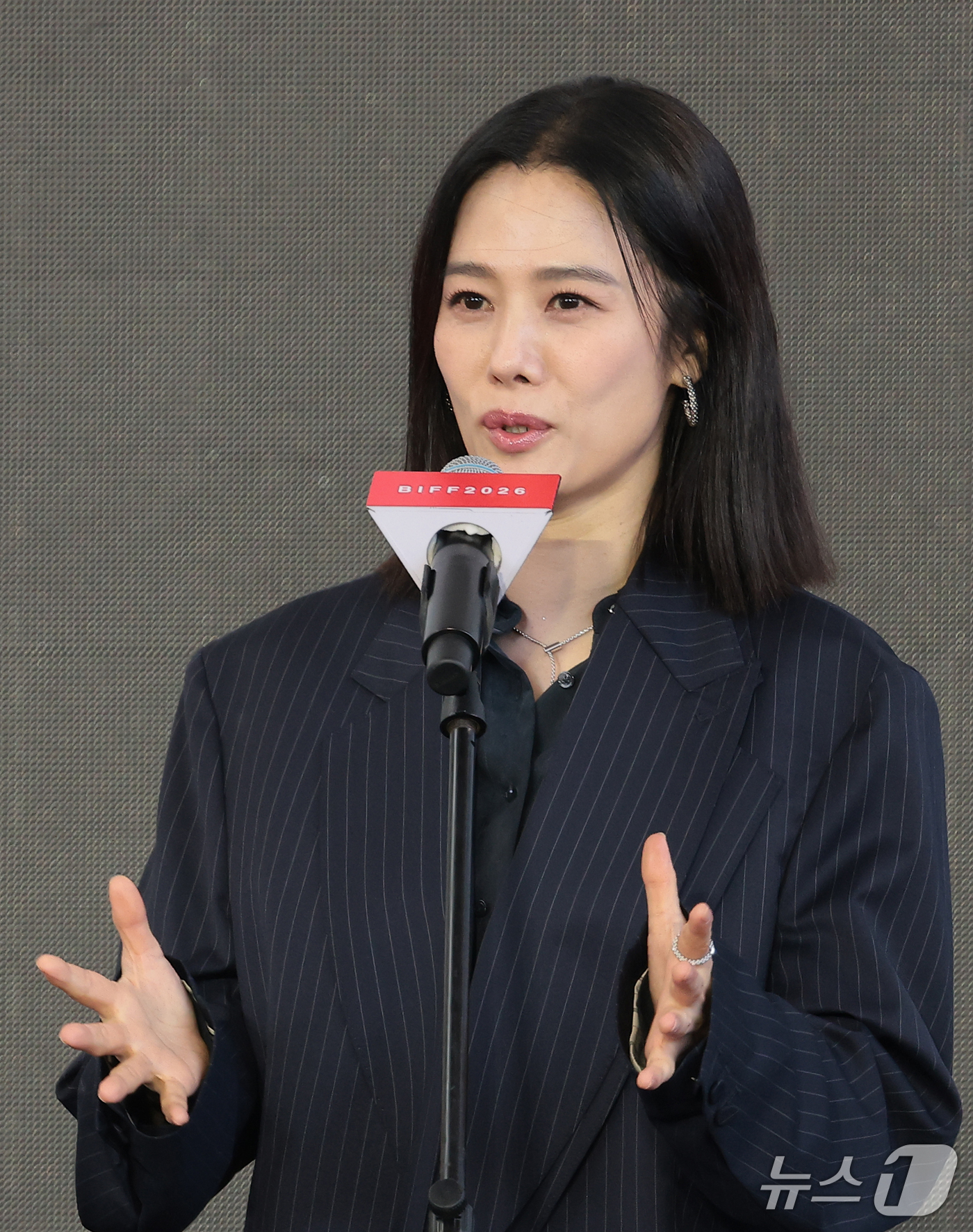 (부산=뉴스1) 권현진 기자 = 배우 김현주가 9일 부산 해운대구 영화의전당 루프씨어터에서 열린 ‘제31회 부산국제영화제’ 영화 ‘실낙원’ 야외무대인사에서 인사말을 하고 있다. 2 …