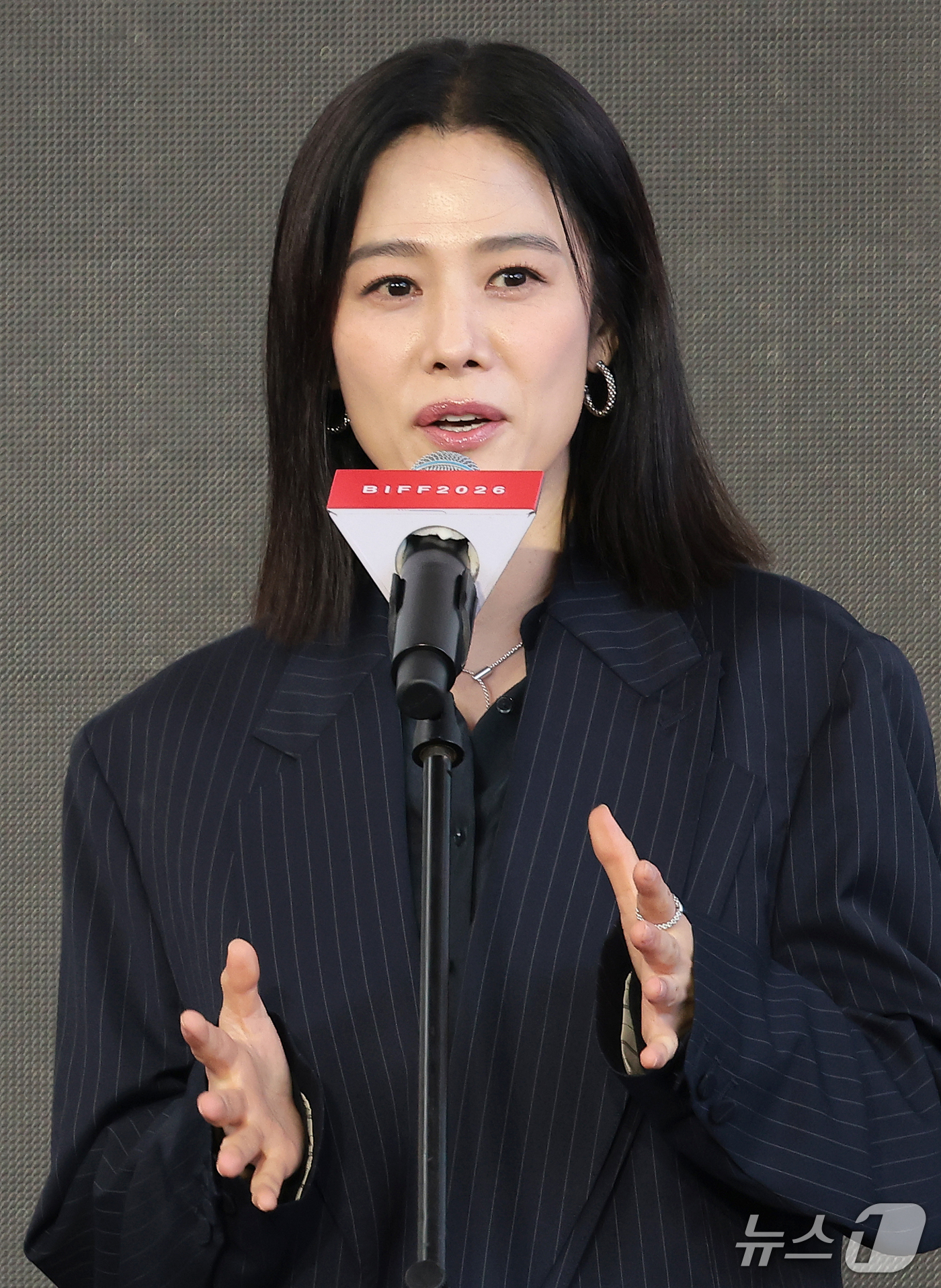 (부산=뉴스1) 권현진 기자 = 배우 김현주가 9일 부산 해운대구 영화의전당 루프씨어터에서 열린 ‘제31회 부산국제영화제’ 영화 ‘실낙원’ 야외무대인사에서 인사말을 하고 있다. 2 …