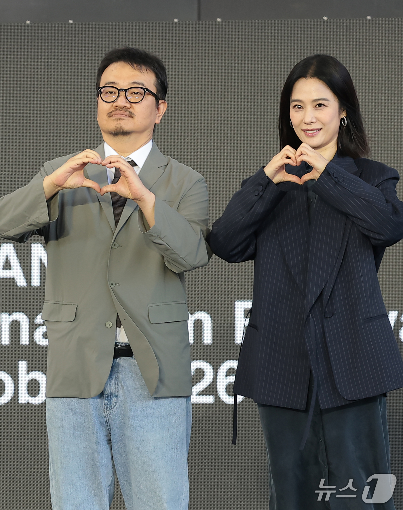 (부산=뉴스1) 권현진 기자 = 배우 연상호 감독과 배우 김현주(오른쪽)가 9일 부산 해운대구 영화의전당 루프씨어터에서 열린 ‘제31회 부산국제영화제’ 영화 ‘실낙원’ 야외무대인사 …