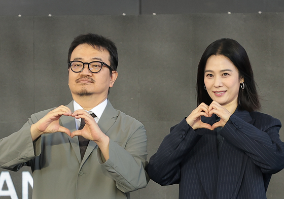 포즈 취하는 연상호 감독과 김현주