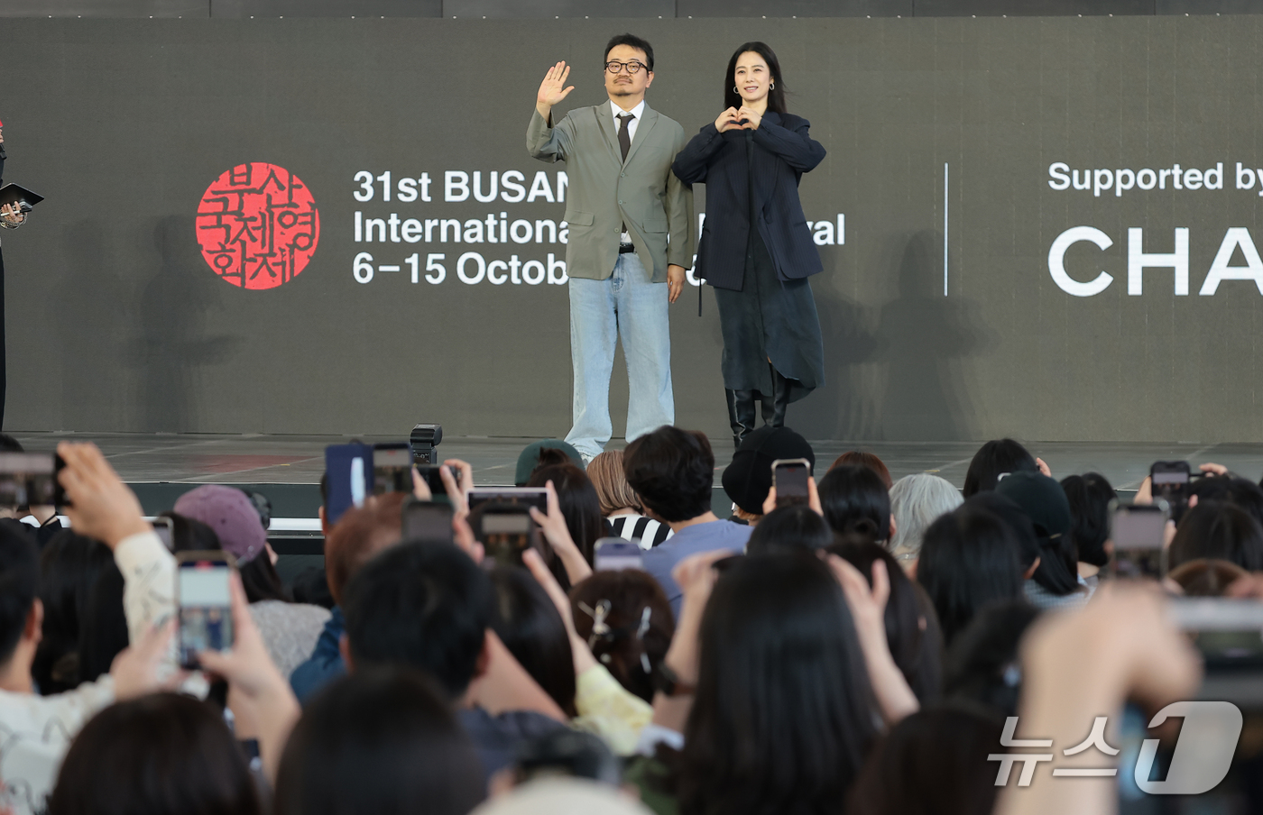 (부산=뉴스1) 권현진 기자 = 배우 연상호 감독과 배우 김현주(오른쪽)가 9일 부산 해운대구 영화의전당 루프씨어터에서 열린 ‘제31회 부산국제영화제’ 영화 ‘실낙원’ 야외무대인사 …
