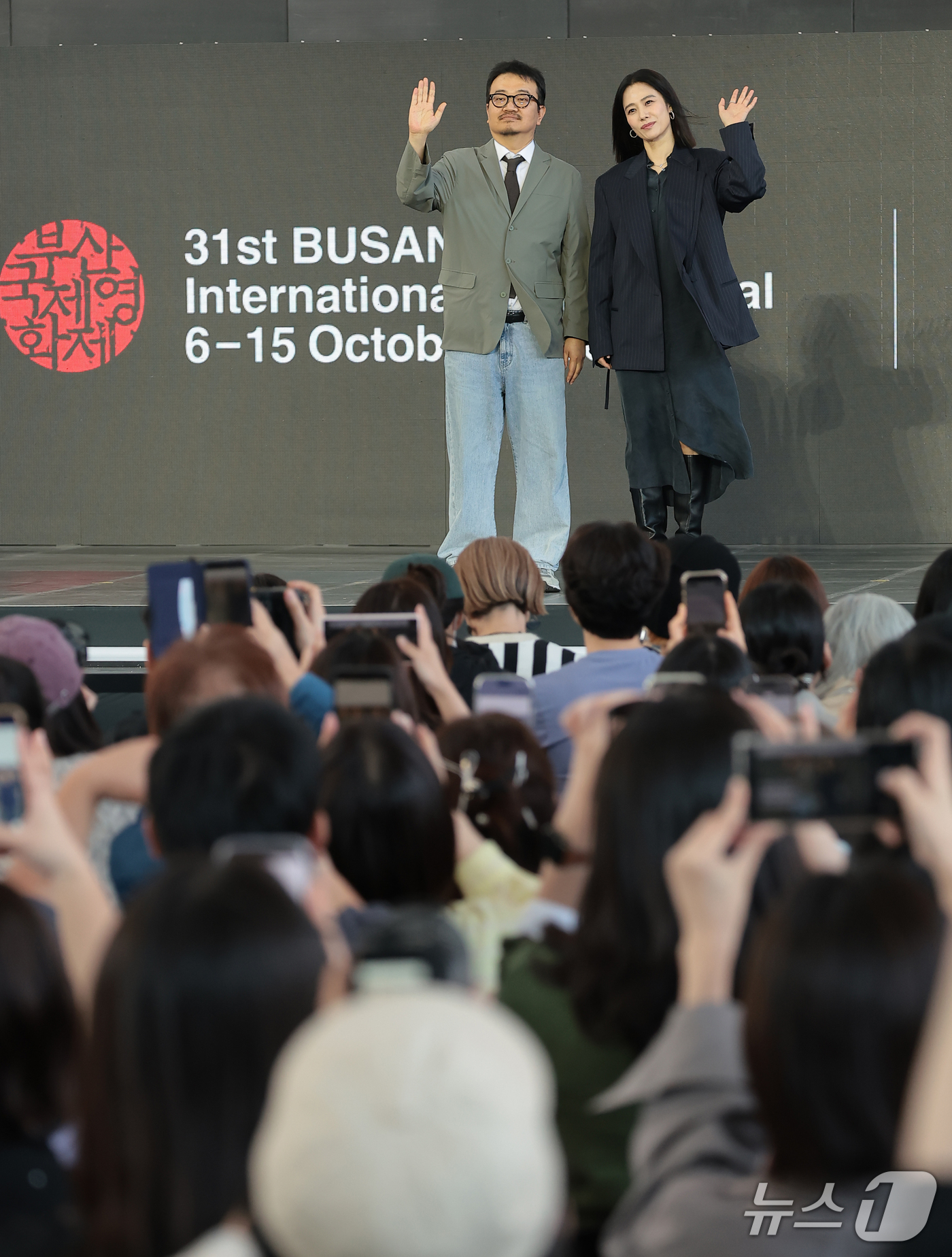 (부산=뉴스1) 권현진 기자 = 배우 연상호 감독과 배우 김현주(오른쪽)가 9일 부산 해운대구 영화의전당 루프씨어터에서 열린 ‘제31회 부산국제영화제’ 영화 ‘실낙원’ 야외무대인사 …