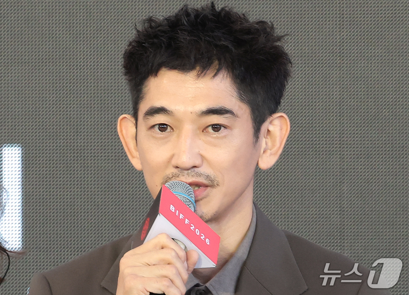 (부산=뉴스1) 권현진 기자 = 배우 나가야마 에이타가 9일 부산 해운대구 영화의전당 루프씨어터에서 열린 ‘제31회 부산국제영화제’ 영화 ‘푸른길’ 오픈토크에서 인사말을 하고 있다 …