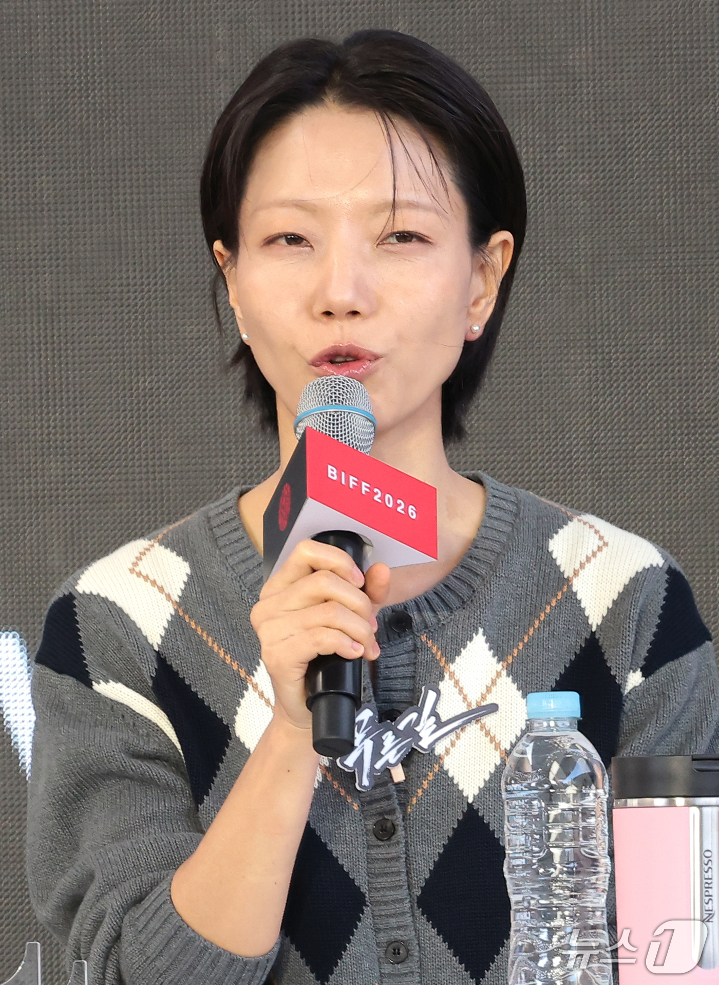 (부산=뉴스1) 권현진 기자 = 배우 김신록이 9일 부산 해운대구 영화의전당 루프씨어터에서 열린 ‘제31회 부산국제영화제’ 영화 ‘푸른길’ 오픈토크에서 인사말을 하고 있다. 202 …
