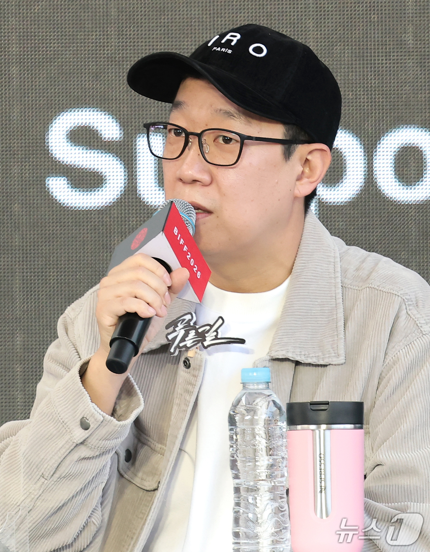 (부산=뉴스1) 권현진 기자 = 한준희 감독이 9일 부산 해운대구 영화의전당 루프씨어터에서 열린 ‘제31회 부산국제영화제’ 영화 ‘푸른길’ 오픈토크에서 인사말을 하고 있다. 202 …