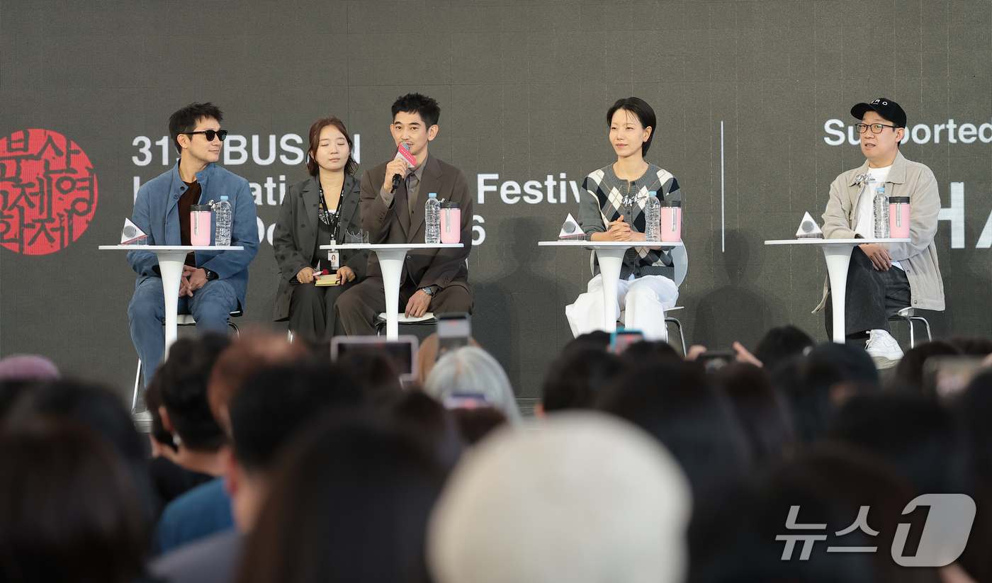 (부산=뉴스1) 권현진 기자 = 배우 나가야마 에이타(왼쪽 두번째)가 9일 부산 해운대구 영화의전당 루프씨어터에서 열린 ‘제31회 부산국제영화제’ 영화 ‘푸른길’ 오픈토크에서 인사 …
