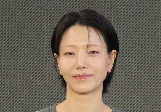 옅은 미소 짓는 김신록