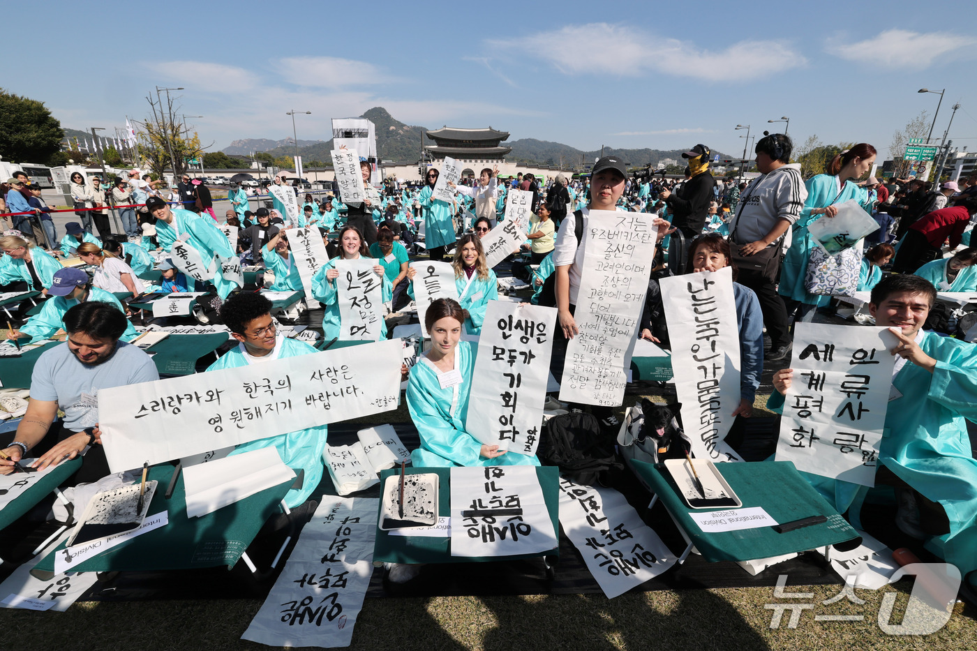 (서울=뉴스1) 박세연 기자 = 한글날인 9일 오전 서울 광화문광장에서 한국예술문화원 주최로 열린 '광화문광장 휘호대회'에서 외국인 참가자들이 직접 쓴 한글 휘호를 들어 보이고 있 …