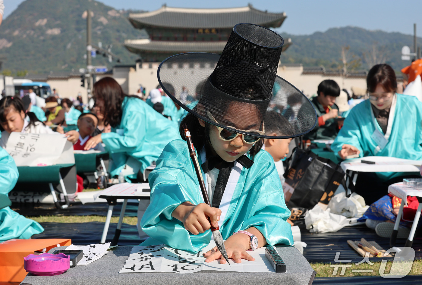 (서울=뉴스1) 박세연 기자 = 한글날인 9일 오전 서울 광화문광장에서 한국예술문화원 주최로 열린 '광화문광장 휘호대회'에서 어린이 참가자가 한글 휘호를 쓰고 있다. 2026.10 …