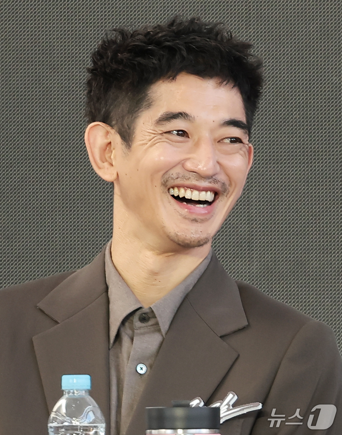 (부산=뉴스1) 권현진 기자 = 배우 나가야마 에이타가 9일 부산 해운대구 영화의전당 루프씨어터에서 열린 ‘제31회 부산국제영화제’ 영화 ‘푸른길’ 오픈토크에서 미소를 짓고 있다 …