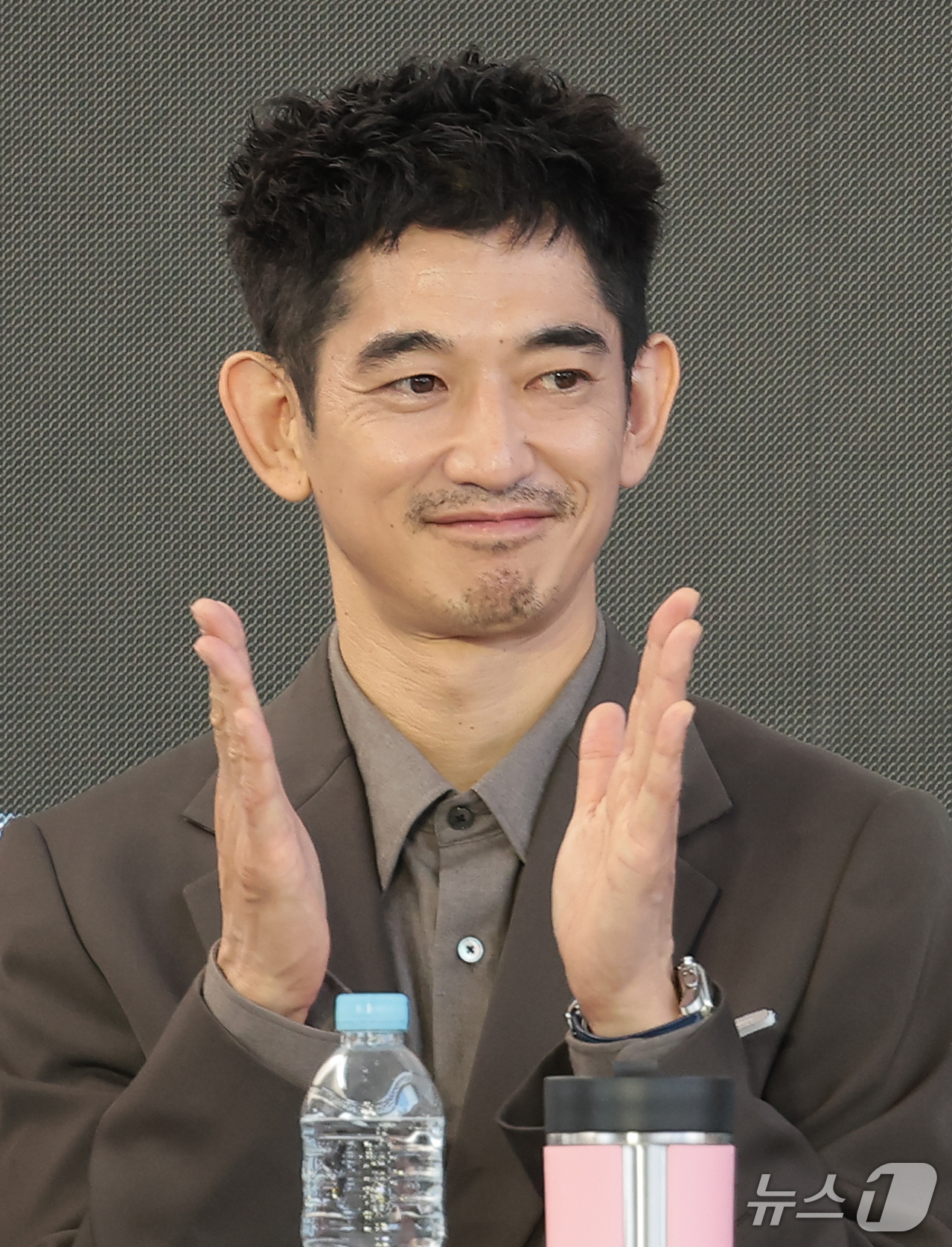 (부산=뉴스1) 권현진 기자 = 배우 나가야마 에이타가 9일 부산 해운대구 영화의전당 루프씨어터에서 열린 ‘제31회 부산국제영화제’ 영화 ‘푸른길’ 오픈토크에서 박수를 치고 있다. …
