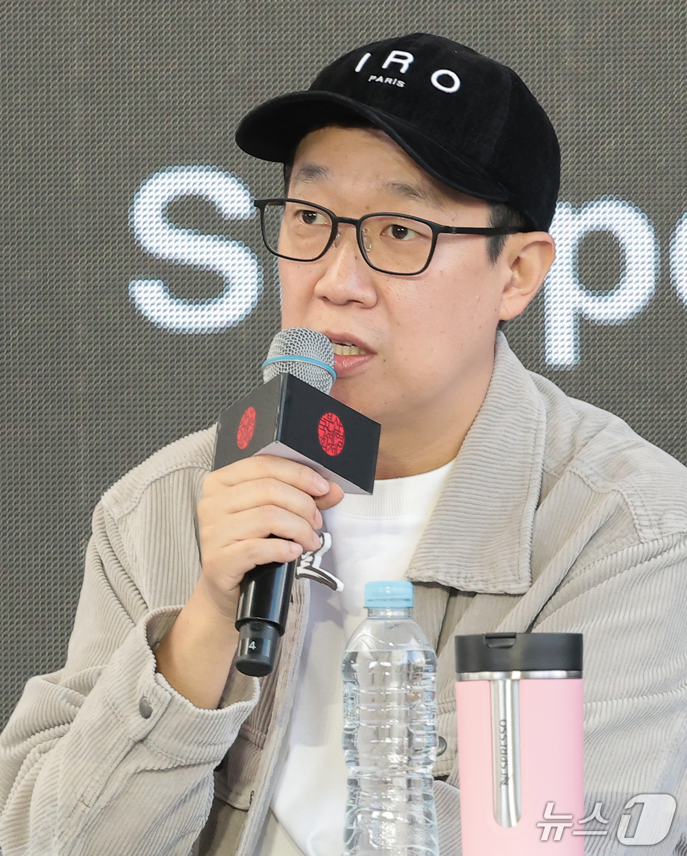 (부산=뉴스1) 권현진 기자 = 한준희 감독이 9일 부산 해운대구 영화의전당 루프씨어터에서 열린 ‘제31회 부산국제영화제’ 영화 ‘푸른길’ 오픈토크에서 인사말을 하고 있다. 202 …
