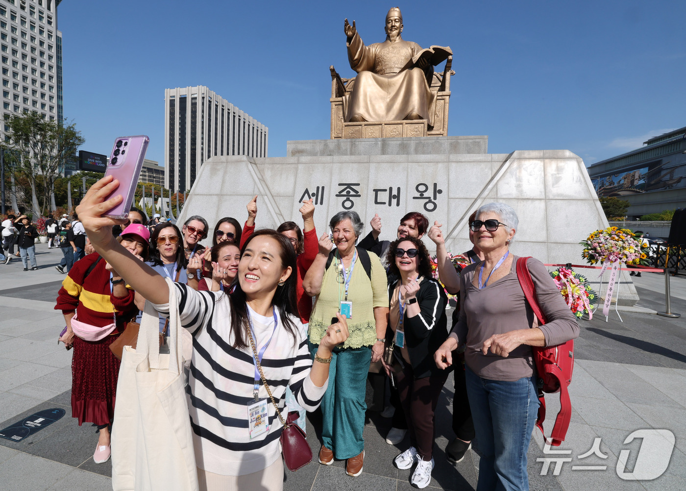 (서울=뉴스1) 박세연 기자 = 한글날인 9일 서울 광화문광장에서 브라질 관광객들이 세종대왕 동상 앞에서 기념사진을 찍고 있다. 2026.10.9/뉴스1