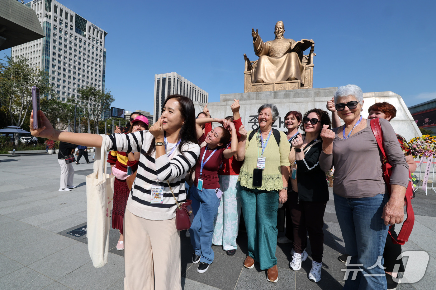 (서울=뉴스1) 박세연 기자 = 한글날인 9일 서울 광화문광장에서 브라질 관광객들이 세종대왕 동상 앞에서 기념사진을 찍고 있다. 2026.10.9/뉴스1