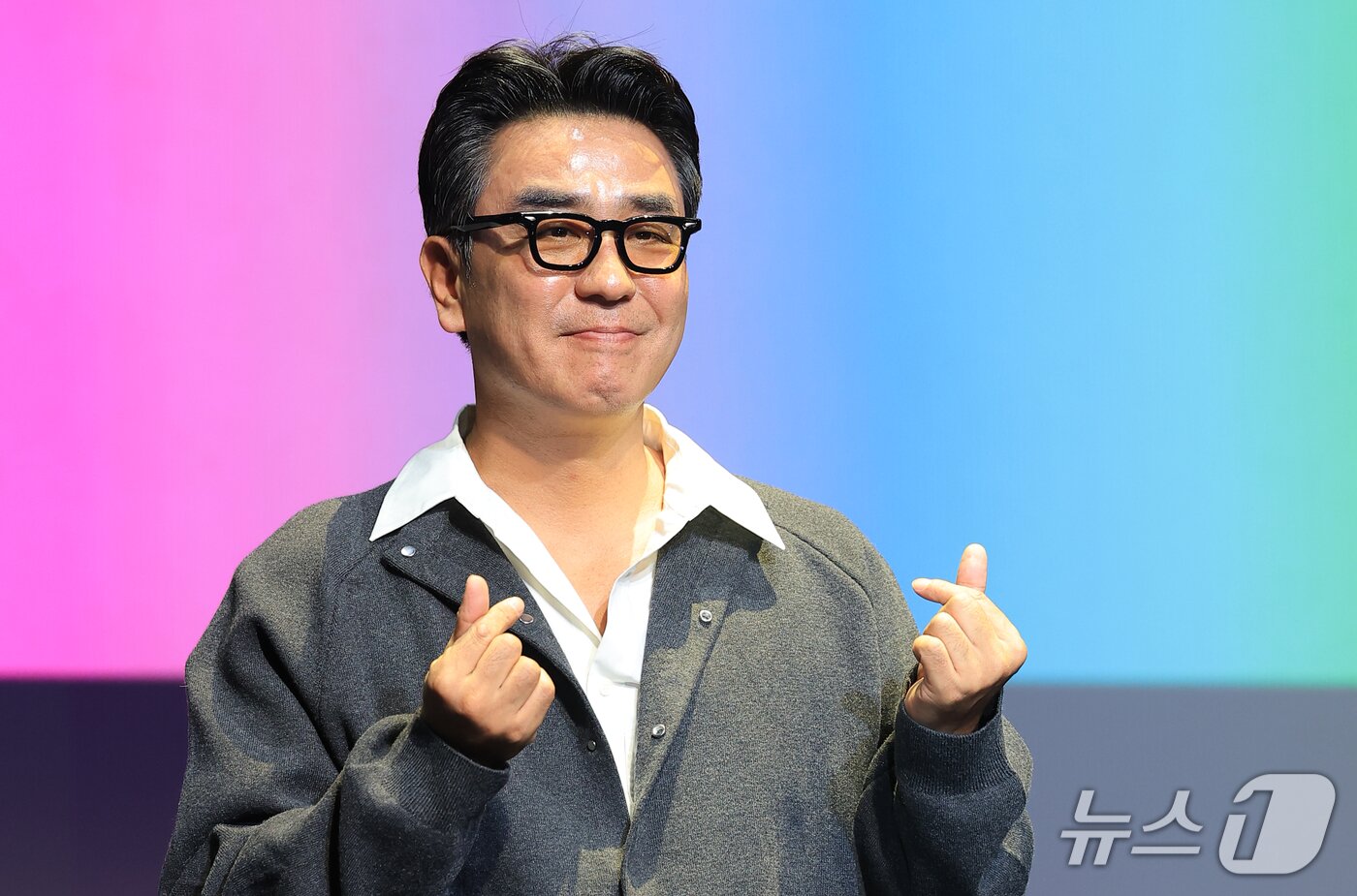 본문 이미지 - 배우 류승룡이 9일 부산 해운대구 신세계백화점 센텀시티 문화홀에서 열린 액터스 하우스 행사에 참석해 포즈를 취하고 있다. 2026.10.9 ⓒ 뉴스1 권현진 기자