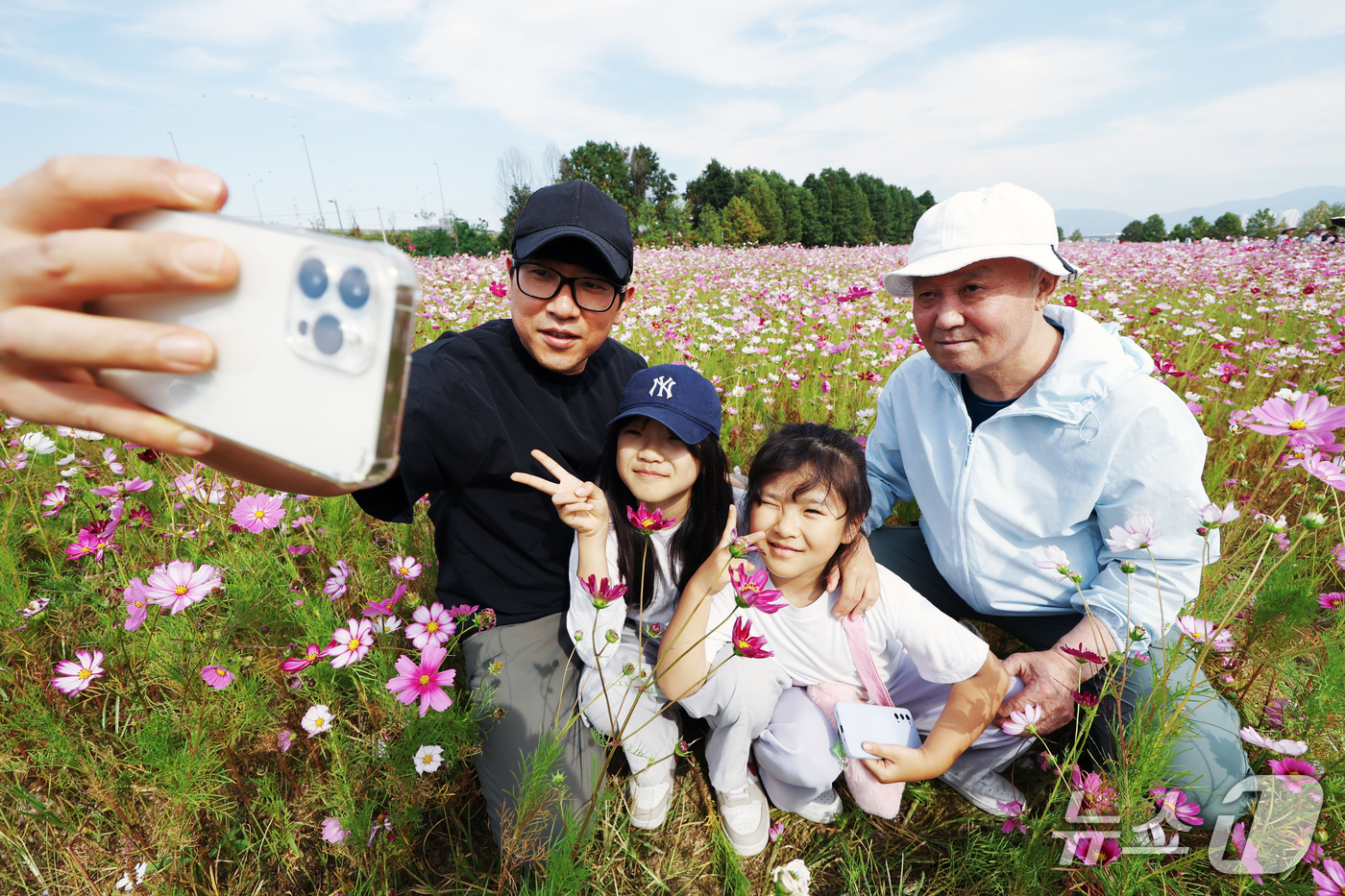 (구리=뉴스1) 김민지 기자 = 9일 오후 경기 구리한강시민공원에서 열린 2026 구리 코스모스 축제를 찾은 시민들이 꽃밭에서 사진을 찍고 있다.이번 축제는 오는 11일까지 열리며 …