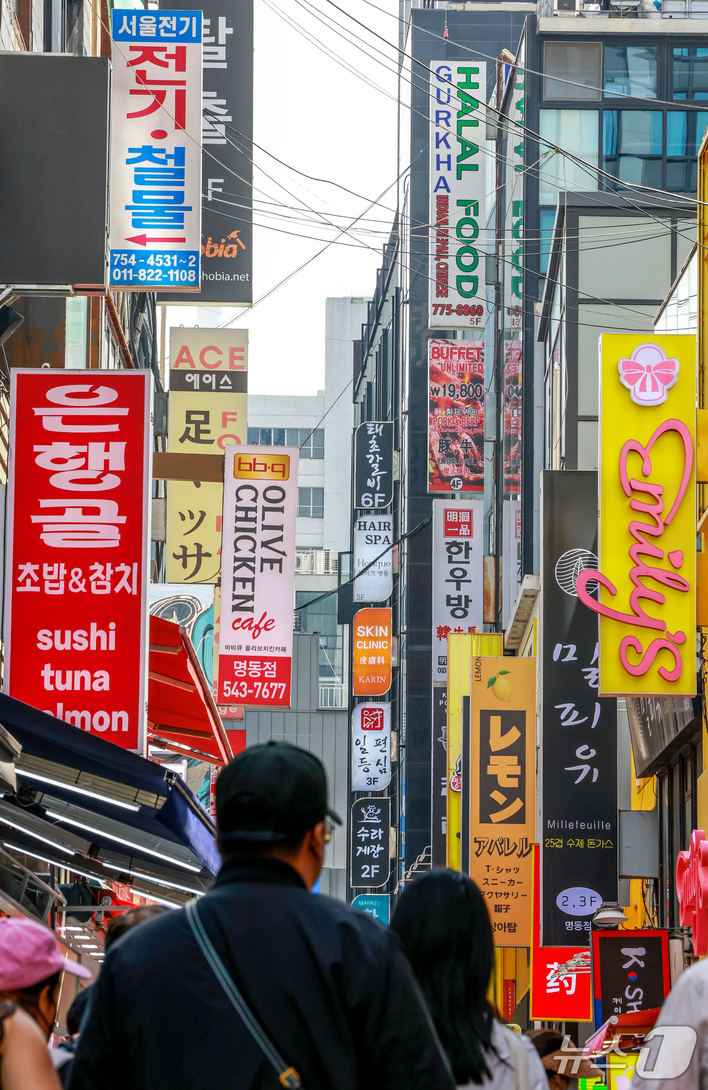 (서울=뉴스1) 이호윤 기자 = 580돌 한글날인 9일 서울 중구 명동 거리에 한글과 외국어 표기 간판들이 설치돼 있다. 2026.10.9/뉴스1