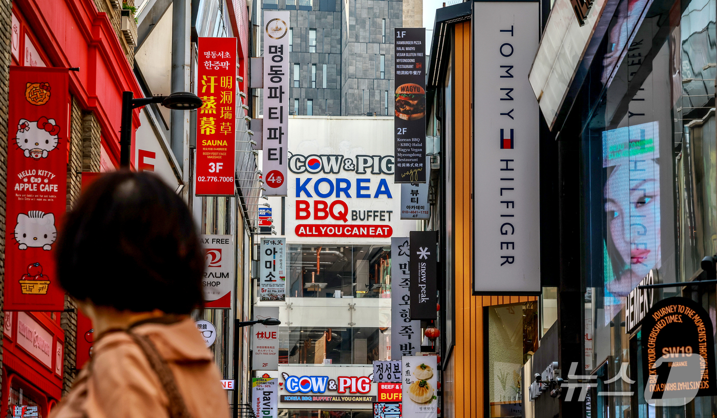 (서울=뉴스1) 이호윤 기자 = 580돌 한글날인 9일 서울 중구 명동 거리에 한글과 외국어 표기 간판들이 설치돼 있다. 2026.10.9/뉴스1