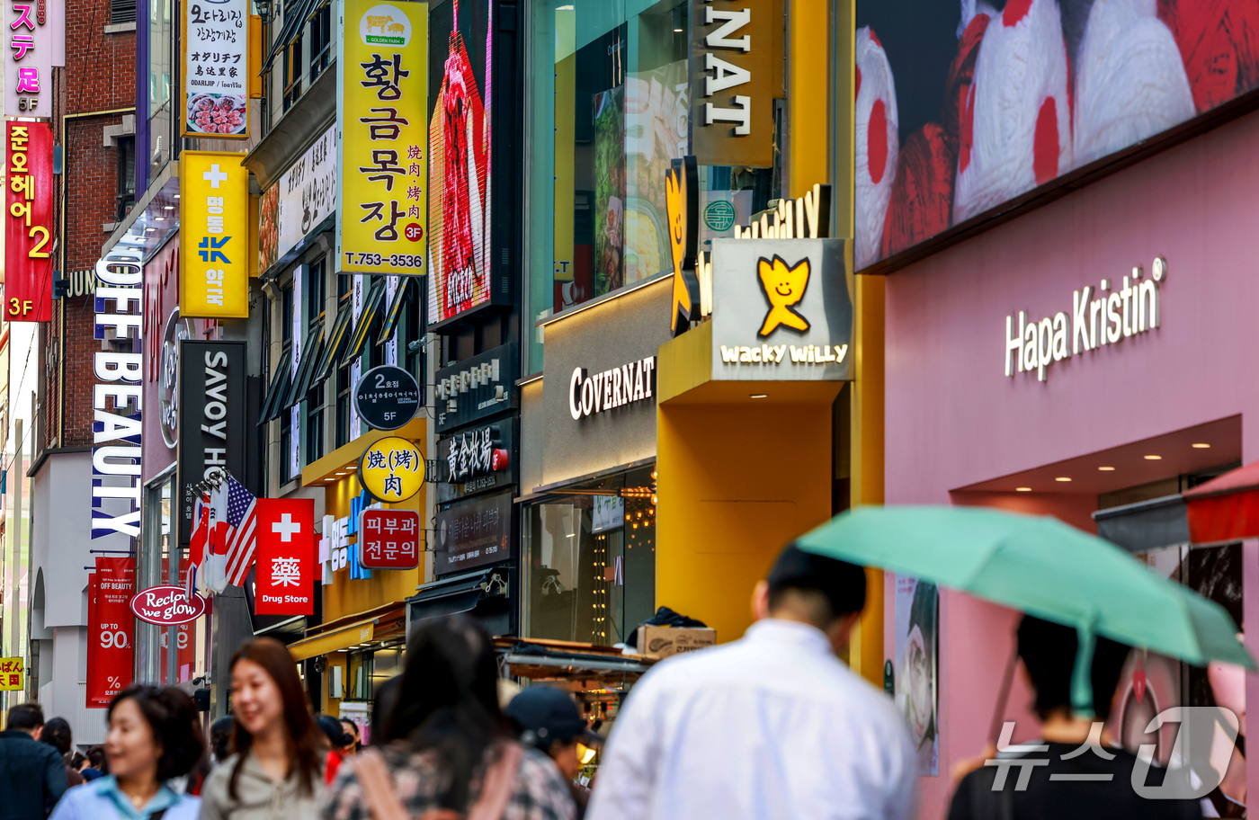 (서울=뉴스1) 이호윤 기자 = 580돌 한글날인 9일 서울 중구 명동 거리에 한글과 외국어 표기 간판들이 설치돼 있다. 2026.10.9/뉴스1