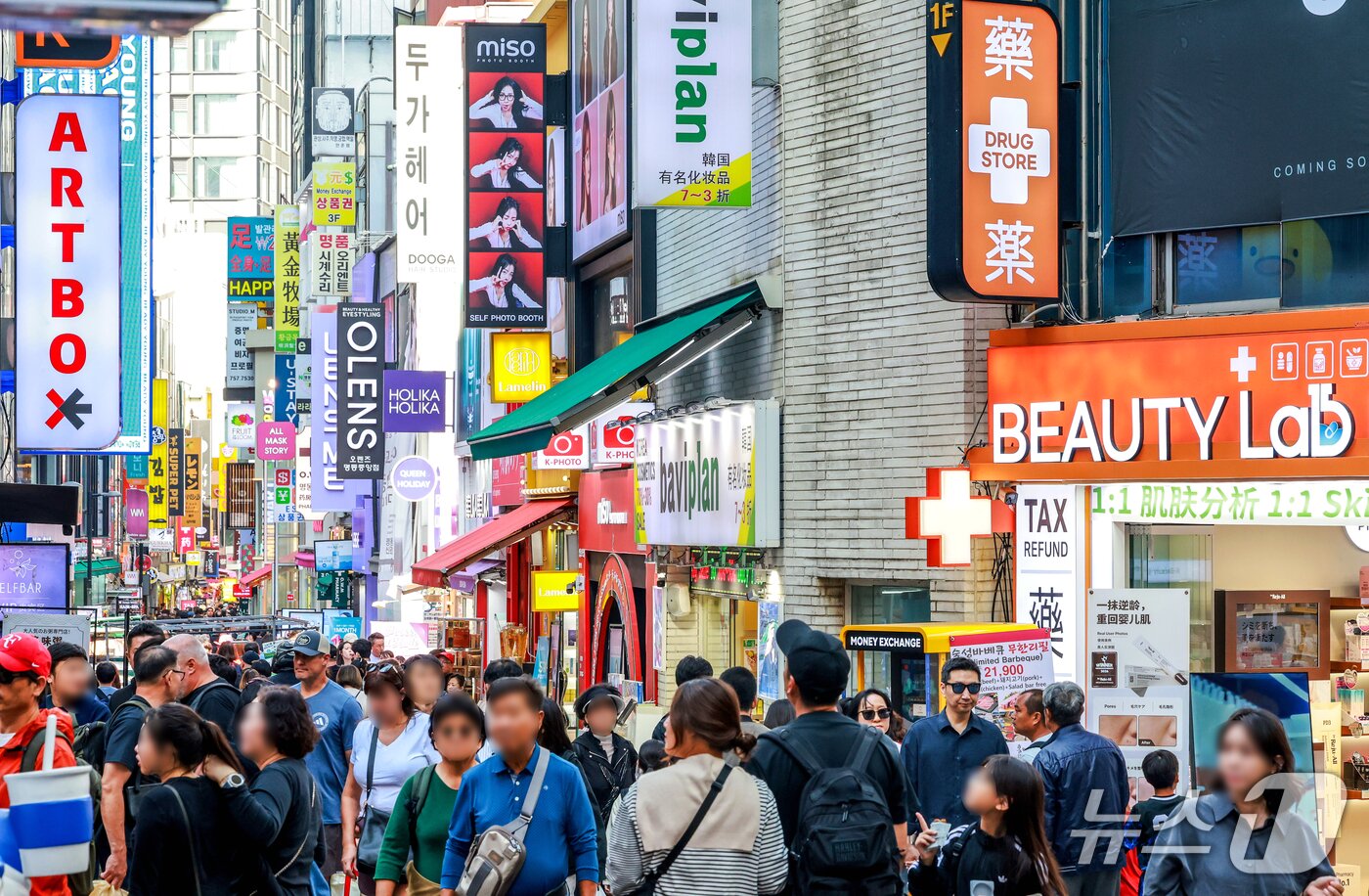 본문 이미지 - 580돌 한글날인 9일 서울 중구 명동 거리에 외국어 표기 간판들이 설치돼 있다. ⓒ 뉴스1 이호윤 기자