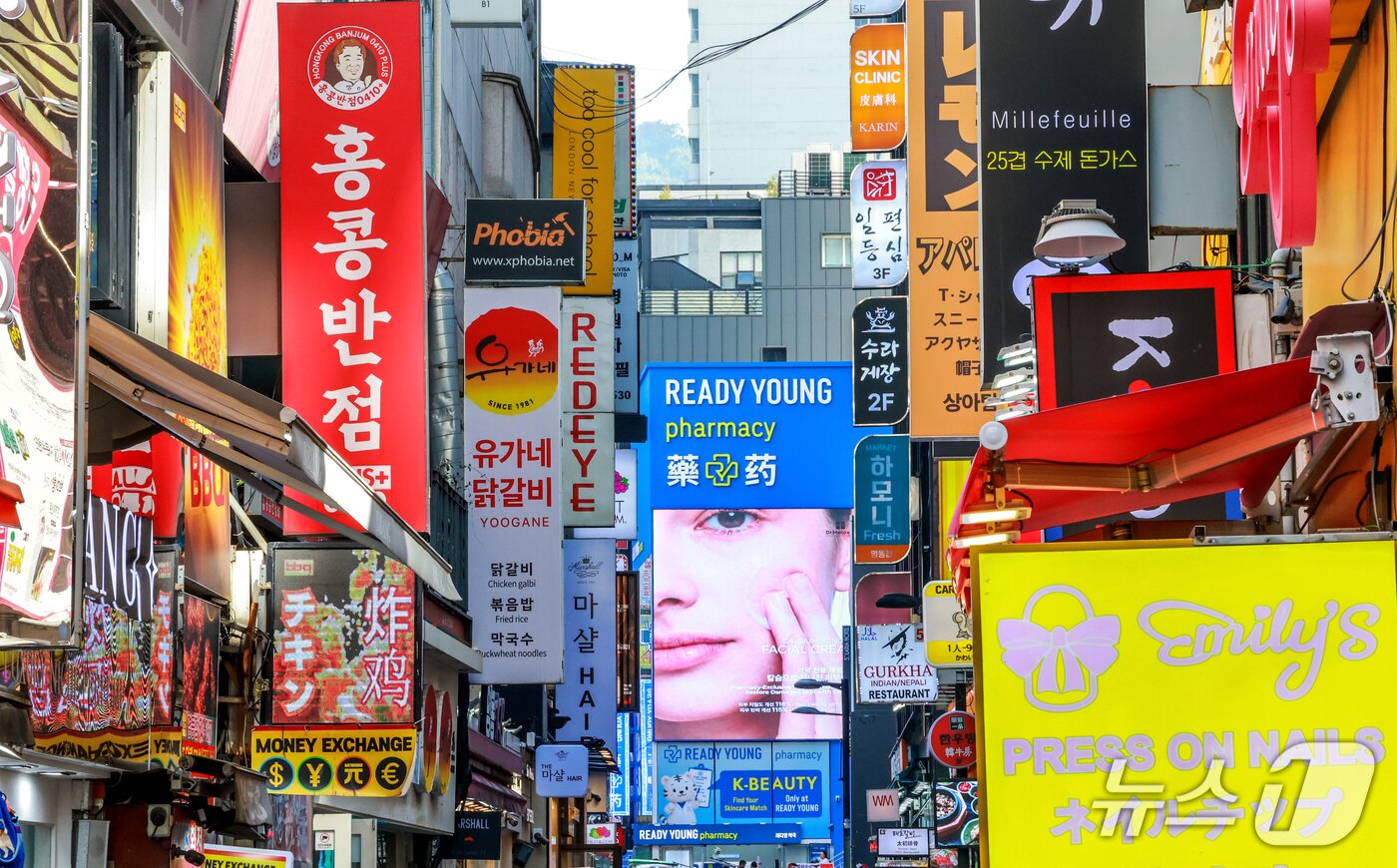본문 이미지 - 580돌 한글날인 9일 서울 중구 명동 거리에 한글과 외국어 표기 간판들이 설치돼 있다. 2026.10.9 ⓒ 뉴스1 이호윤 기자