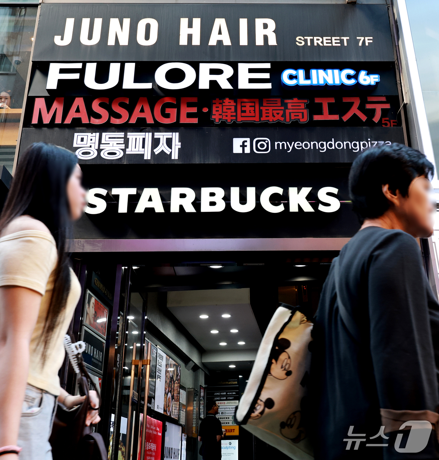 (서울=뉴스1) 이호윤 기자 = 580돌 한글날인 9일 서울 중구 명동 거리에 외국어 표기 간판들이 설치돼 있다. 2026.10.9/뉴스1