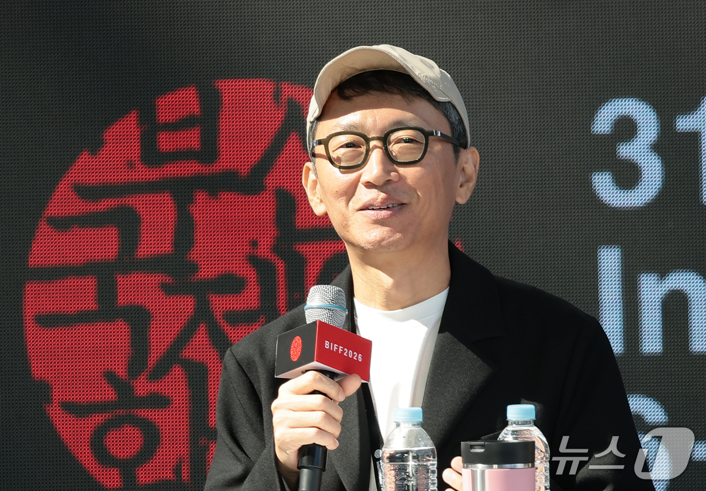 (부산=뉴스1) 권현진 기자 = 이용재 감독이 9일 부산 해운대구 영화의전당 루프씨어터에서 열린 ‘제31회 부산국제영화제화제(BIFF)' 영화 '수능, 출제의 비밀' 오픈 토크’ …