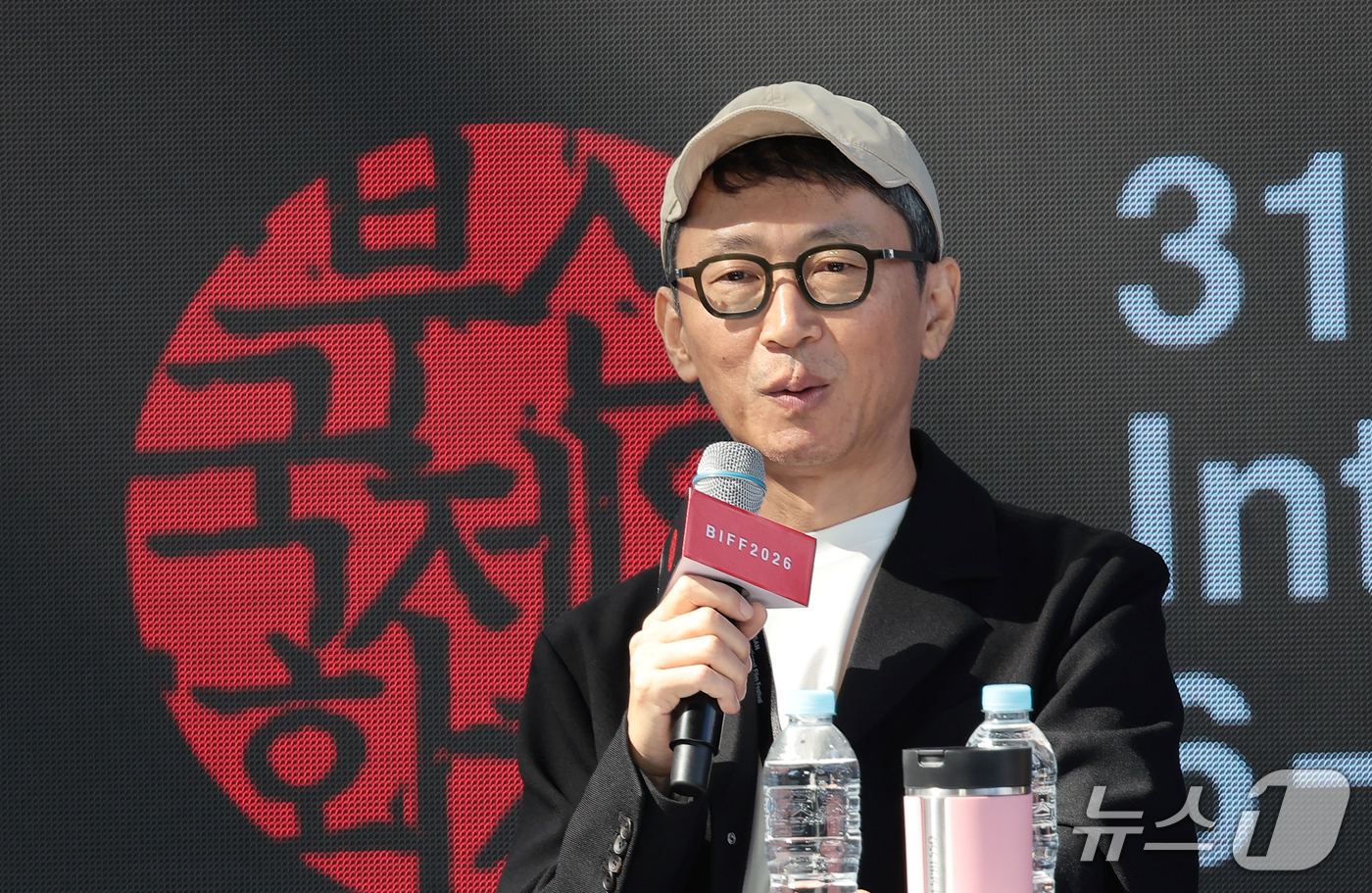 (부산=뉴스1) 권현진 기자 = 이용재 감독이 9일 부산 해운대구 영화의전당 루프씨어터에서 열린 ‘제31회 부산국제영화제화제(BIFF)' 영화 '수능, 출제의 비밀' 오픈 토크’ …