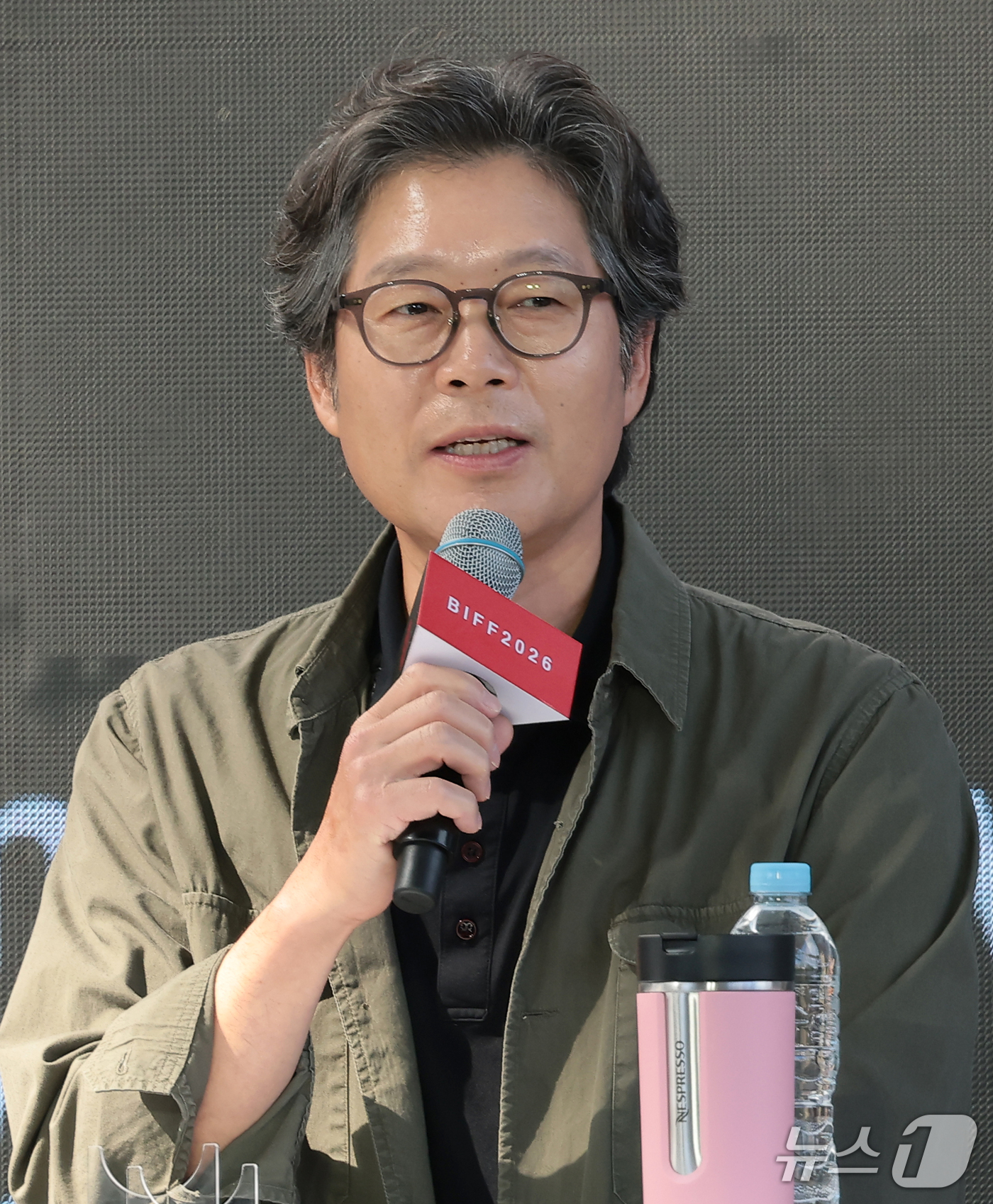 (부산=뉴스1) 권현진 기자 = 배우 유재명이 9일 부산 해운대구 영화의전당 루프씨어터에서 열린 ‘제31회 부산국제영화제화제(BIFF)' 영화 '수능, 출제의 비밀' 오픈 토크’ …