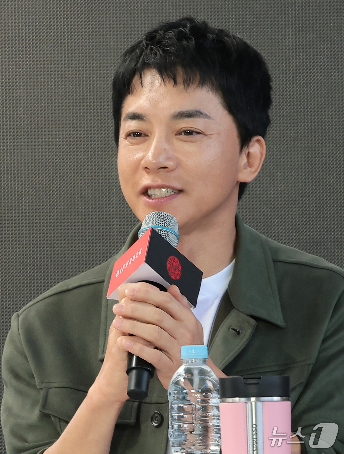 (부산=뉴스1) 권현진 기자 = 배우 김영민이 9일 부산 해운대구 영화의전당 루프씨어터에서 열린 ‘제31회 부산국제영화제화제(BIFF)' 영화 '수능, 출제의 비밀' 오픈 토크’ …
