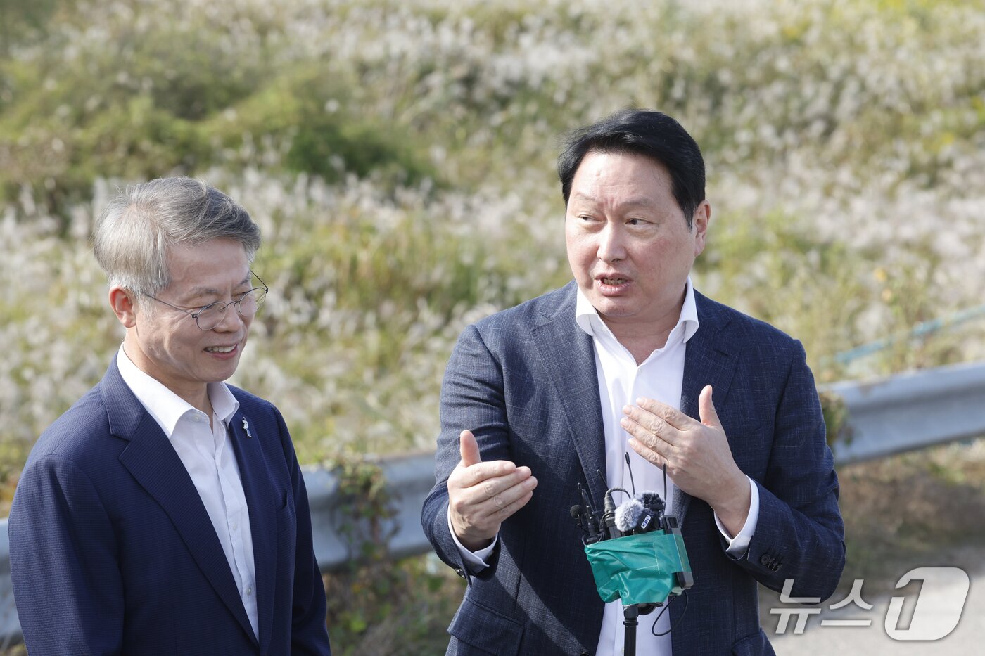 본문 이미지 - 최태원 SK 그룹 회장과 민형배 전남광주통합특별시장이 9일 광주 군공항 탄약고 이전 예정지를 찾아 호남권 반도체 산단 조성 예정 부지를 살펴본 후 취재진의 질문을 받고 있다. 2026.10.9 ⓒ 뉴스1 김태성 기자
