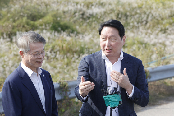 최태원, 호남 반도체 부지 첫 방문…"전력·용수 늦어도 먼저 착공"