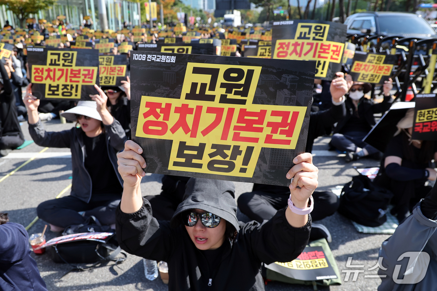 (서울=뉴스1) 황기선 기자 = 한국교원단체총연합회와 교사노동조합연맹, 전국교직원노동조합 조합원들이 9일 오후 서울 여의도 국회 앞에서 열린 '교육활동 보장 법 개정 촉구 전국 교 …