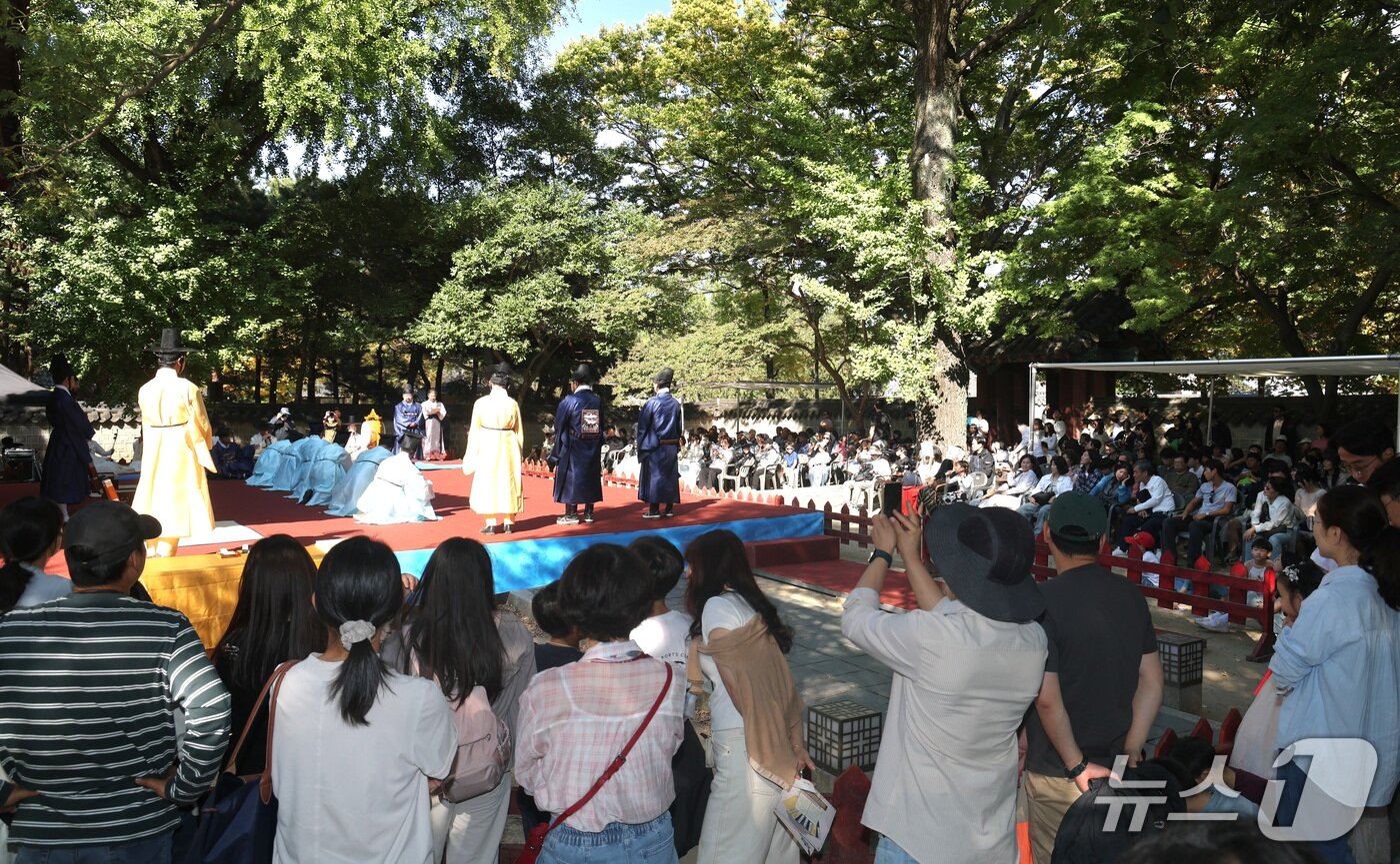 본문 이미지 - 9일 전북 전주시 경기전에서 조선왕조실록 포쇄 재현행사가 펼쳐지고 있다. 포쇄는 충해를 막을 수 있도록 습기가 밴 책을 말리는 것을 말한다. 2026.10.9 ⓒ 뉴스1 유경석 기자
