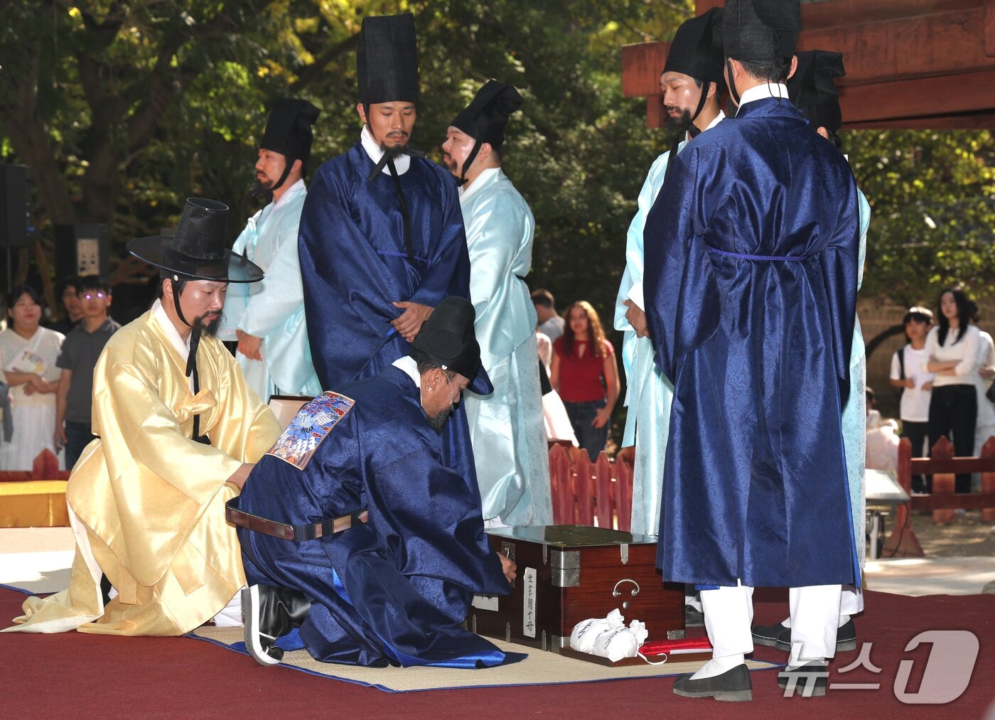 본문 이미지 - 9일 전북 전주시 경기전에서 조선왕조실록 포쇄 재현행사가 펼쳐지고 있다. 포쇄는 충해를 막을 수 있도록 습기가 밴 책을 말리는 것을 말한다. 2026.10.9 ⓒ 뉴스1 유경석 기자